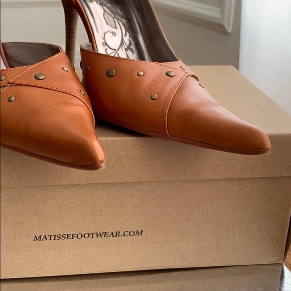 N.Y.L.A. Caramel Pumps - Picture 7 of 7